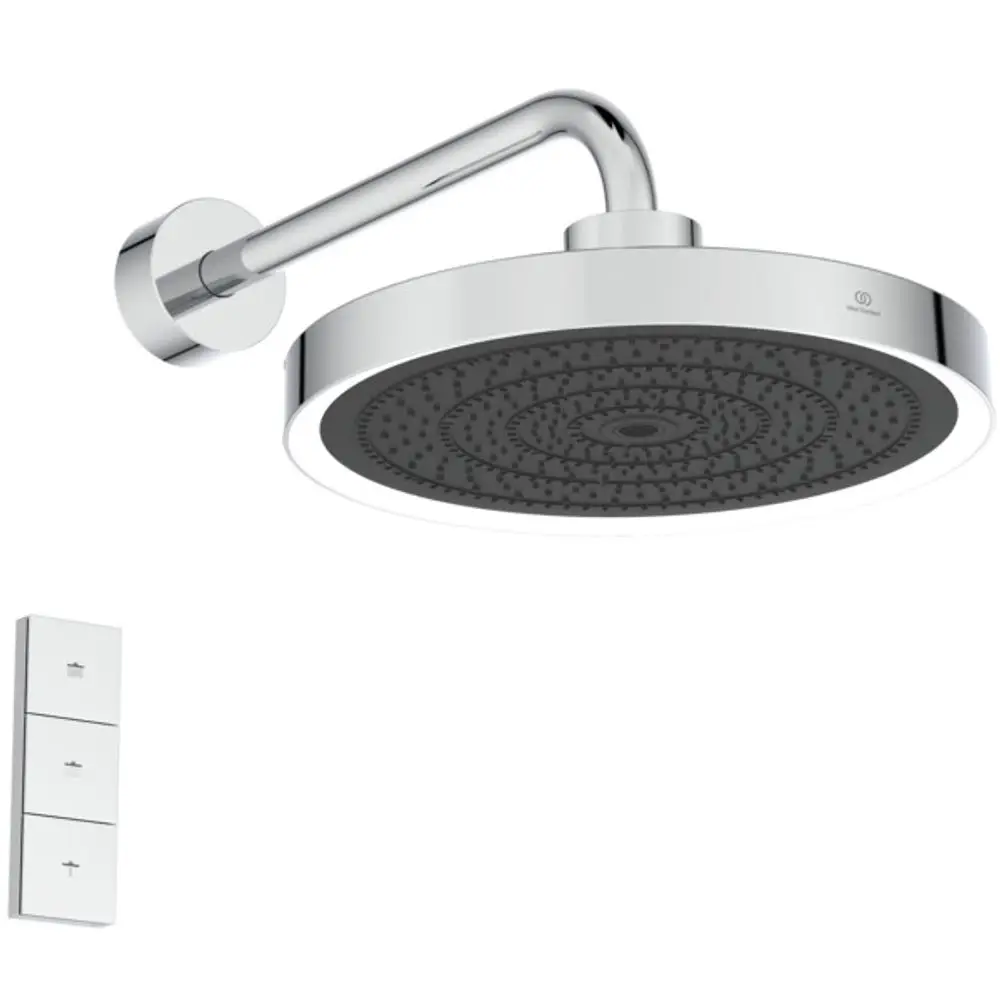 Eingebauter Regenbrausekopf mit runder, glatter Oberfläche. An der Wand montiert und mit einer Fernbedienung zur Steuerung der Beleuchtung, Marke Ideal Standard.